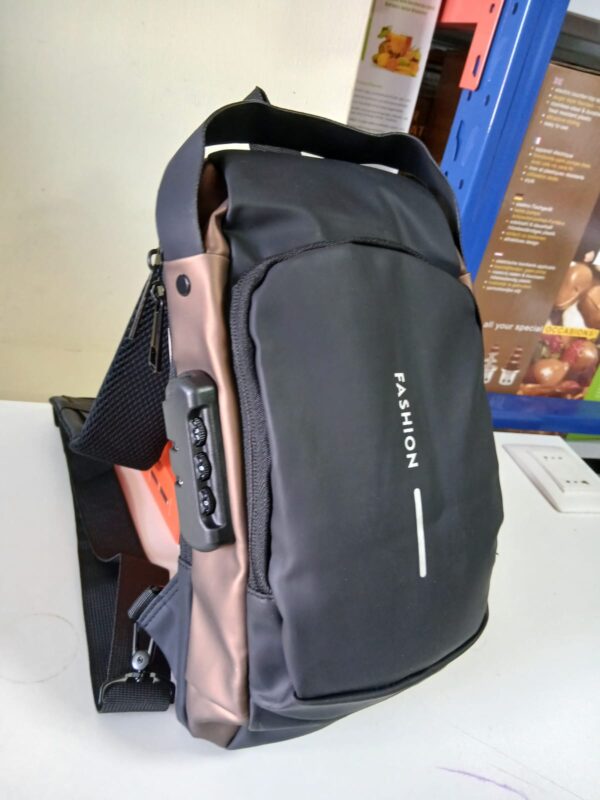 BOLSO BANDOLERO COLOR NEGRO DORADO